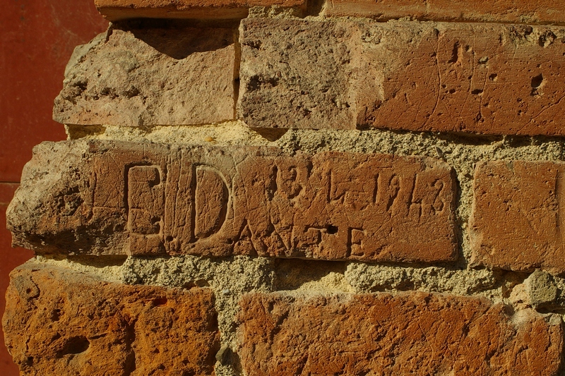 Nomi di persone incisi sui muri della Cittadella di Alessandria. G. DANTE 13 . 4 . 1943.