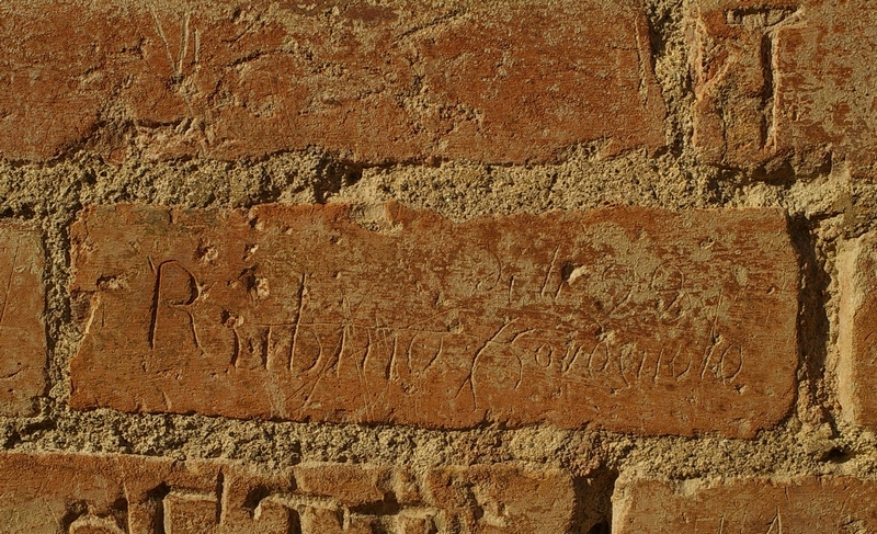 Nomi di persone incisi sui muri della Cittadella di Alessandria. 1888. Rubino Govognolo.