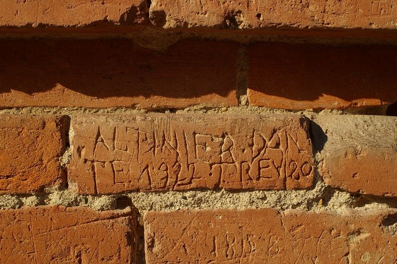 Nomi di persone incisi sui muri della Cittadella di Alessandria. ALTINIER . DANTE 1922 TREVISO.