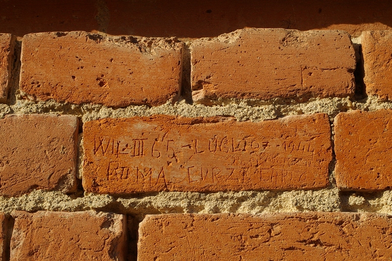 Nomi di persone incisi sui muri della Cittadella di Alessandria. 1965. W IL III 65 - LUGLIO 7 - 1944 ROMA  CURZI CARLO.