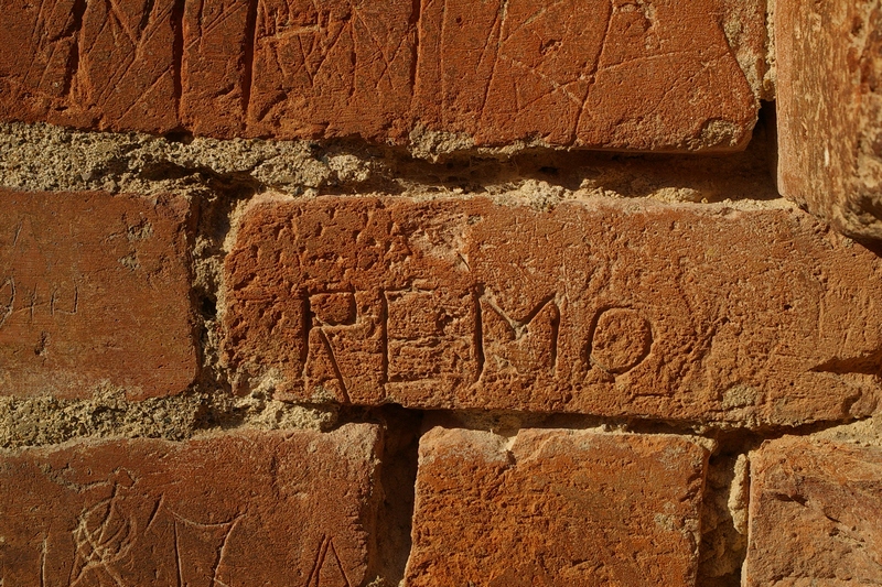 Nomi di persone incisi sui muri della Cittadella di Alessandria. REMO.