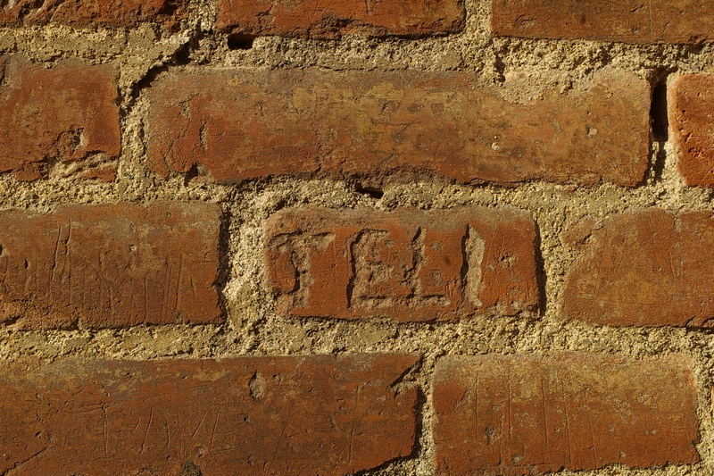 Nomi di persone incisi sui muri della Cittadella di Alessandria. TELI.