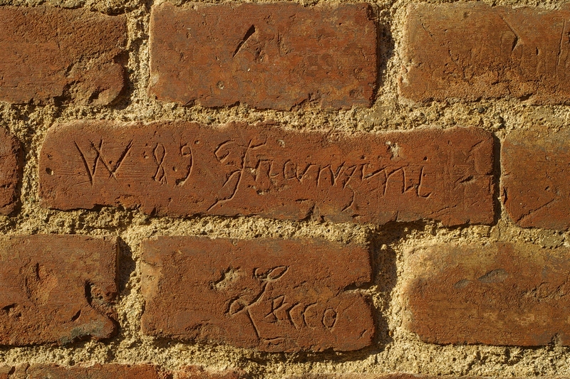 Nomi di persone incisi sui muri della Cittadella di Alessandria. 1889. W 89 Franzini Lecco.