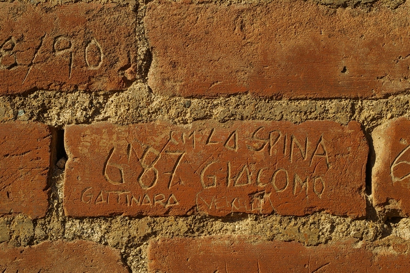 Nomi di persone incisi sui muri della Cittadella di Alessandria. 1987.  CM LA SPINA GIACOMO 6 / 87 GATTINARA.