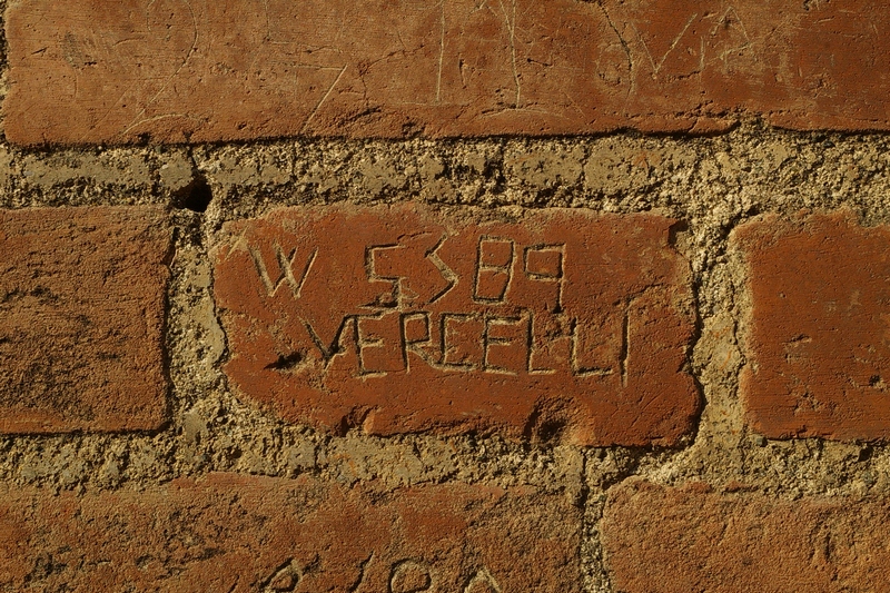 Nomi di persone incisi sui muri della Cittadella di Alessandria. 1989.  W 5 / 89 VERCELLI.