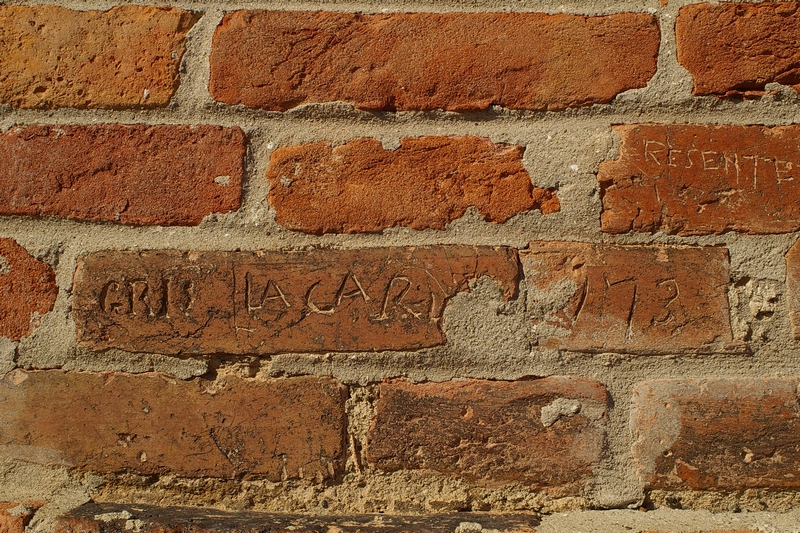 Nomi di persone incisi sui muri della Cittadella di Alessandria. 1873.  GRIS LACARI 73.