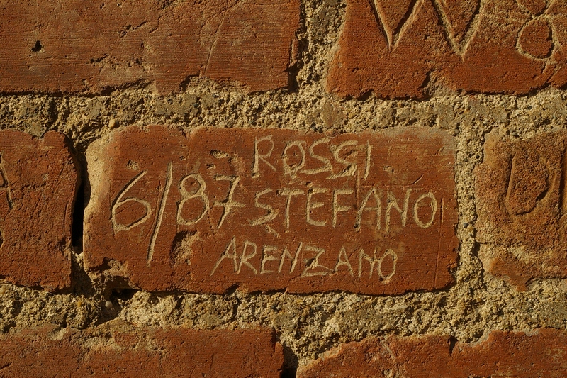 Nomi di persone incisi sui muri della Cittadella di Alessandria. 1987. ROSSI STEFANO 6 / 87 ARENZANO.