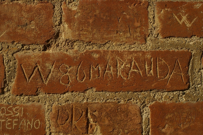 Nomi di persone incisi sui muri della Cittadella di Alessandria. 1986.  W 86 MARAUDA.