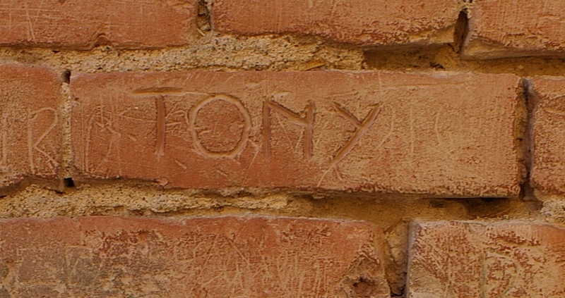 Nomi di persone incisi sui muri della Cittadella di Alessandria. TONY.