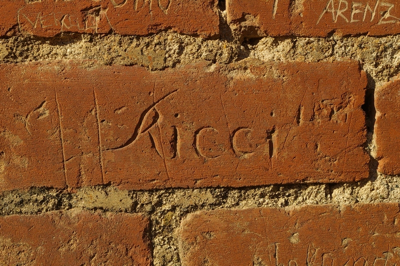 Nomi di persone incisi sui muri della Cittadella di Alessandria. Ricci.