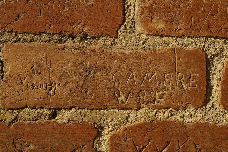 Nomi di persone incisi sui muri della Cittadella di Alessandria. 1883.  CAMERE W 83.
