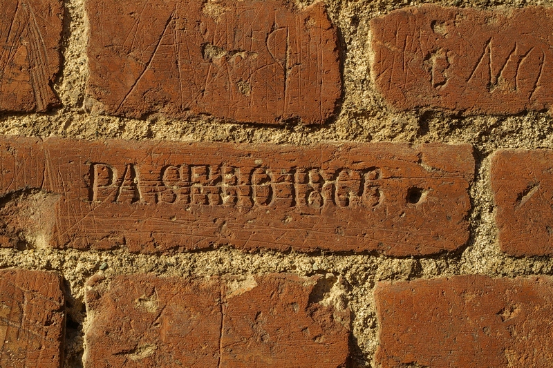 Nomi di persone incisi sui muri della Cittadella di Alessandria. PASERO 1865.