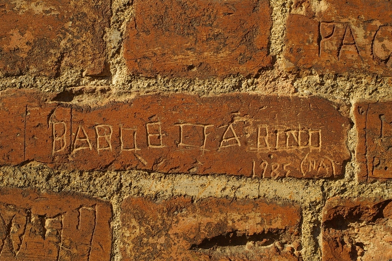 Nomi di persone incisi sui muri della Cittadella di Alessandria. BAROETTA (?) RINO 1985 (NA).