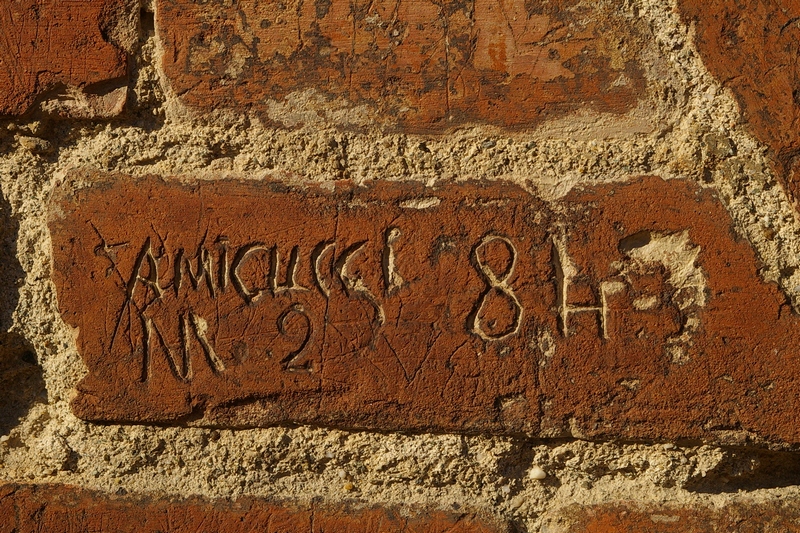 Nomi di persone incisi sui muri della Cittadella di Alessandria.1884.  AMICUCCI 84 M 2.
