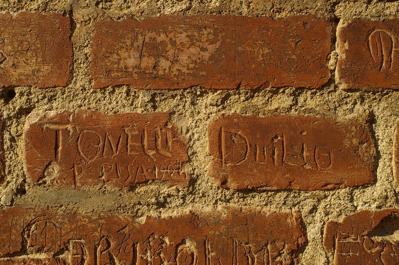 Nomi di persone incisi sui muri della Cittadella di Alessandria. 1904.  TONELLI DUILIO PISA 1904.