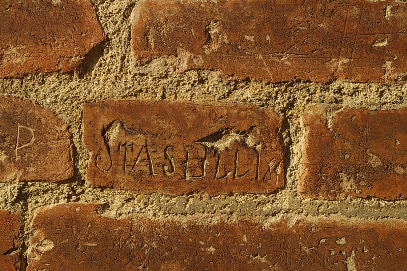 Nomi di persone incisi sui muri della Cittadella di Alessandria. STASULLI.