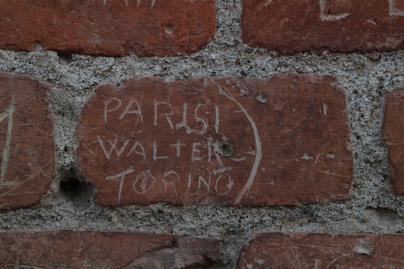 Nomi di persone incisi sui muri della Cittadella di Alessandria.PARISI WALTER TORINO.