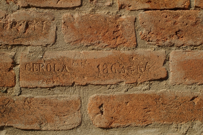 Nomi di persone incisi sui muri della Cittadella di Alessandria. 1863 - 1864. GEROLA CAP. 1863 = 64.