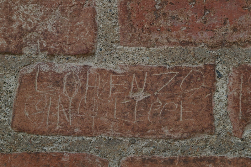 Nomi di persone incisi sui muri della Cittadella di Alessandria. LORENZO GINO LECCE.