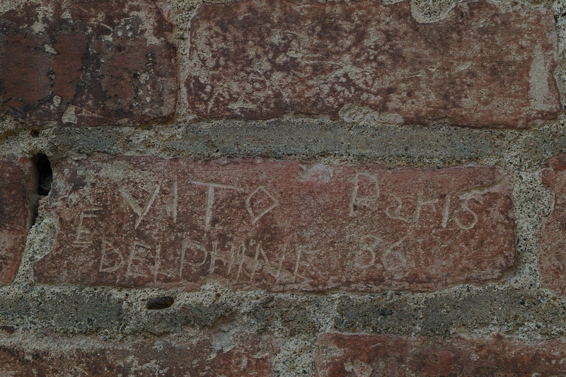 Nomi di persone incisi sui muri della Cittadella di Alessandria. 1986. VITO EDELPHINE 86 PARIS.
