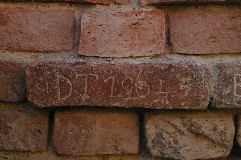 Nomi di persone incisi sui muri della Cittadella di Alessandria. DT. 1904.
