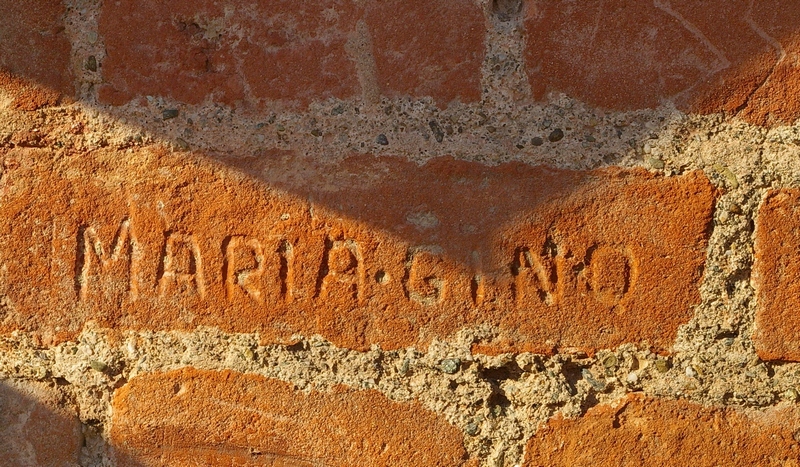 Nomi di persone incisi sui muri della Cittadella di Alessandria. MARIA . GINO.