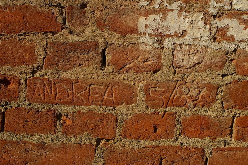 Nomi di persone incisi sui muri della Cittadella di Alessandria. 1987.  ANDREA 5 / 87.
