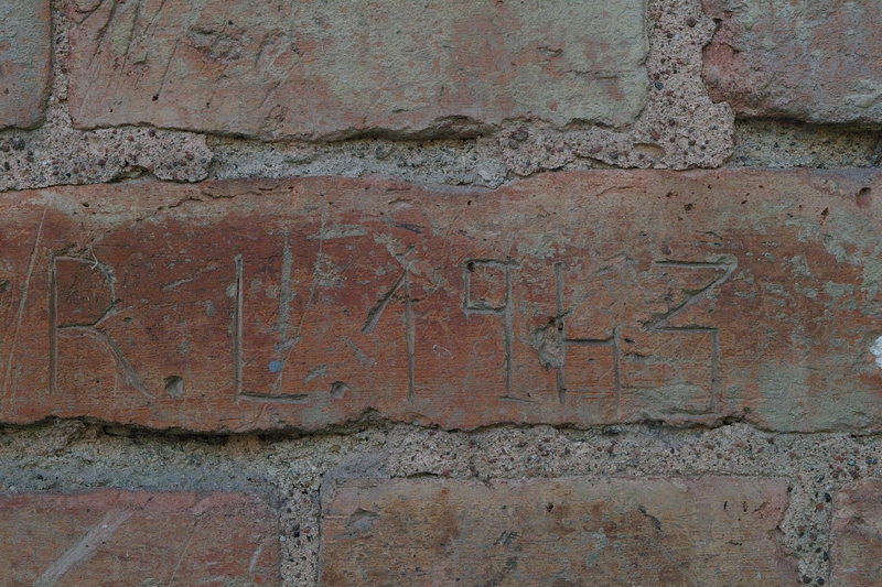 Nomi di persone incisi sui muri della Cittadella di Alessandria. 1943.  R.L. 1943.