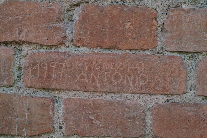 Nomi di persone incisi sui muri della Cittadella di Alessandria. 1997. VIGNUOLO ANTONIO.