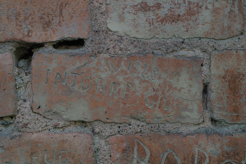 Nomi di persone incisi sui muri della Cittadella di Alessandria. 1920. W 1920 INTORRE GIU.