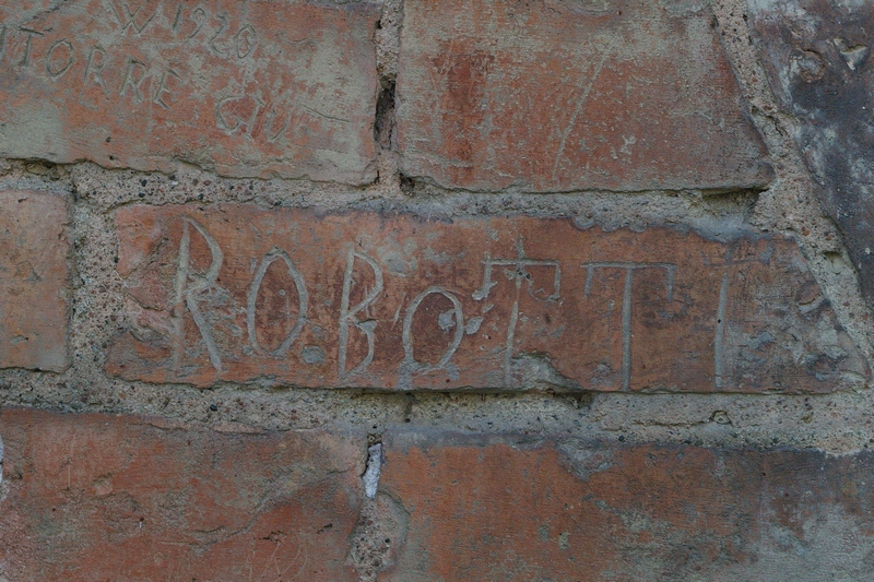 Nomi di persone incisi sui muri della Cittadella di Alessandria. ROBOTTI.