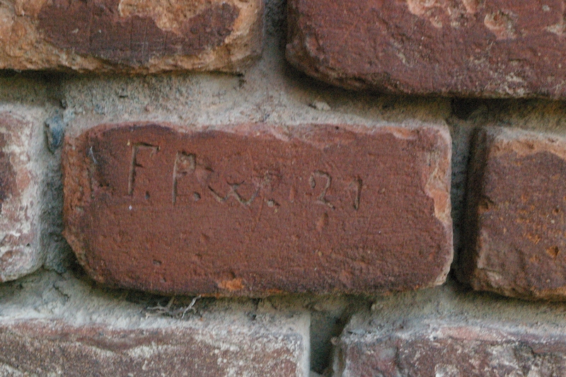 Nomi di persone incisi sui muri della Cittadella di Alessandria. 1921.  F.P.W. 21.