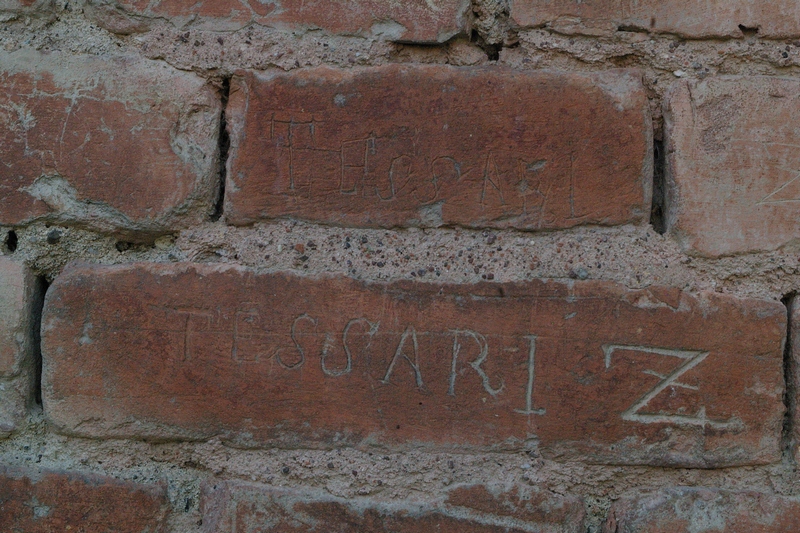 Nomi di persone incisi sui muri della Cittadella di Alessandria. TESSARI  TESSARI Z.