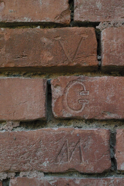 Nomi di persone incisi sui muri della Cittadella di Alessandria. VGM.