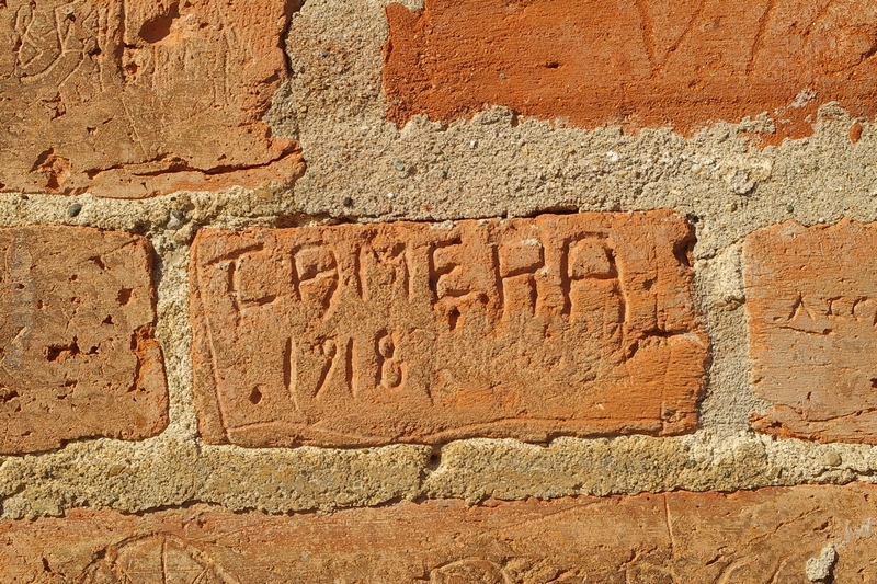 Nomi di persone incisi sui muri della Cittadella di Alessandria. CAMERA . 1918.