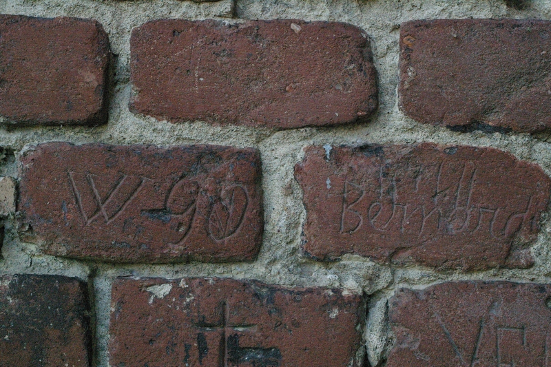 Nomi di persone incisi sui muri della Cittadella di Alessandria. 1890.  W 90 Bernardi.