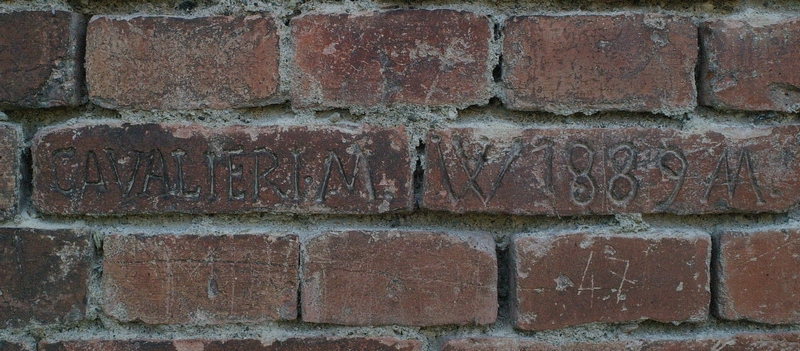 Nomi di persone incisi sui muri della Cittadella di Alessandria. 1889. CAVALIERI . M.  W 1889 M..