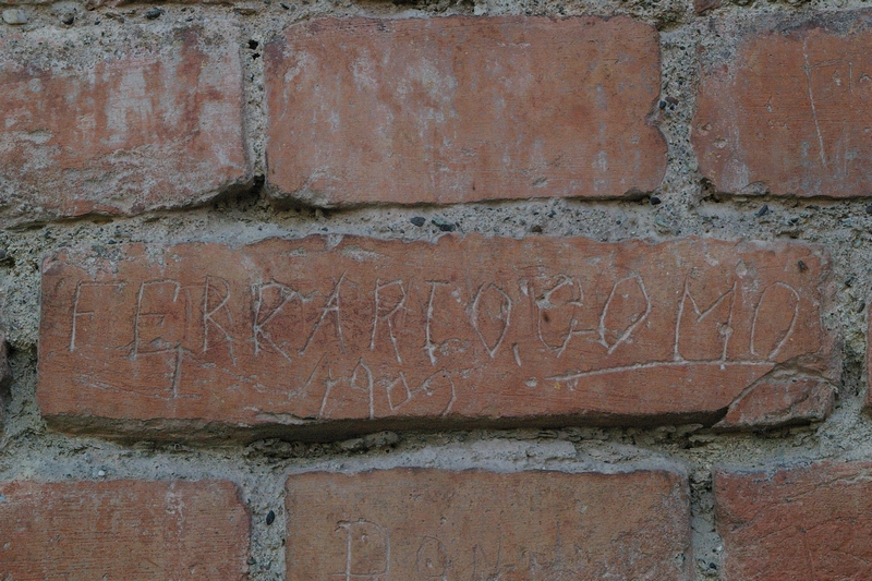 Nomi di persone incisi sui muri della Cittadella di Alessandria. FERRARIO. OO MO 1909.