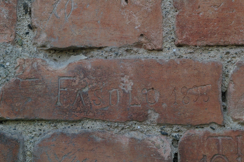 Nomi di persone incisi sui muri della Cittadella di Alessandria. FASOLO, 1893,