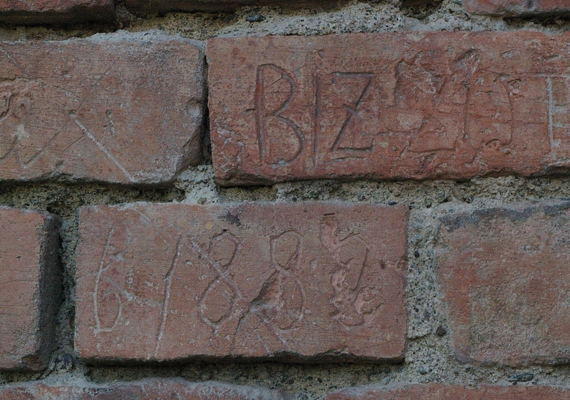 Nomi di persone incisi sui muri della Cittadella di Alessandria. BIZZU. 6 1882.