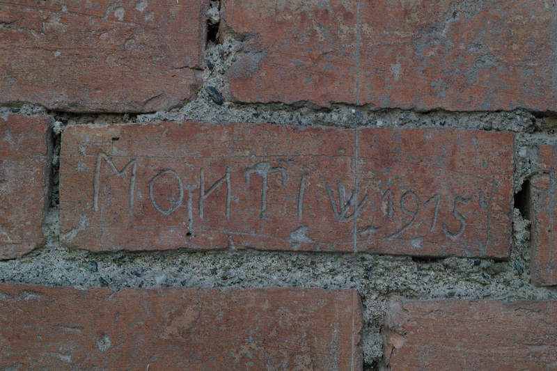 Nomi di persone incisi sui muri della Cittadella di Alessandria. Monti. W 1915