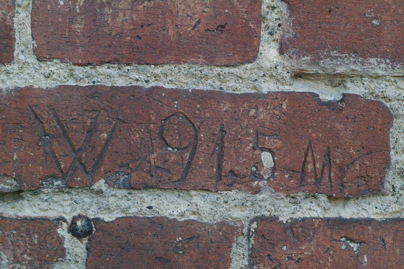 Nomi di persone incisi sui muri della Cittadella di Alessandria. W 1915 M. .