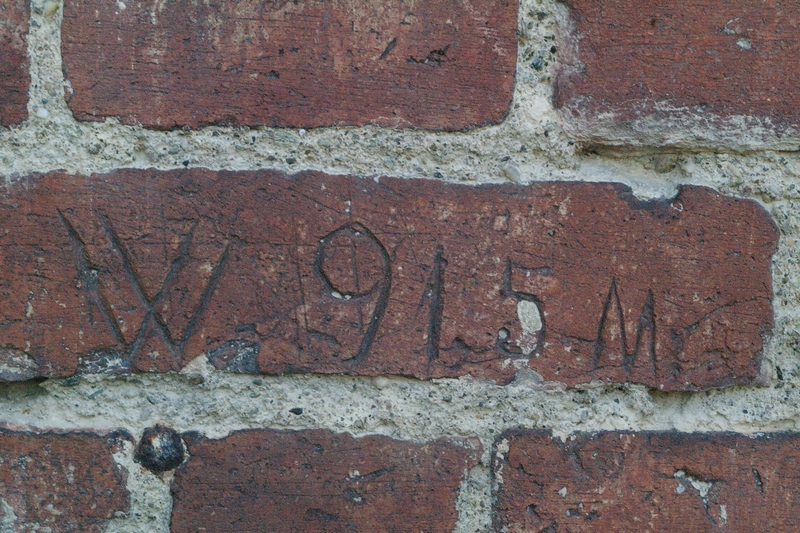 Nomi di persone incisi sui muri della Cittadella di Alessandria. W 1915 M. .