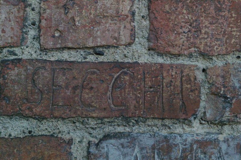 Nomi di persone incisi sui muri della Cittadella di Alessandria. Secchi.