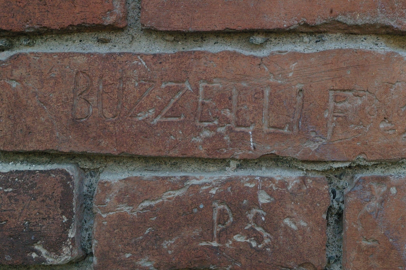 Nomi di persone incisi sui muri della Cittadella di Alessandria. Buzzelli P.  P.S.