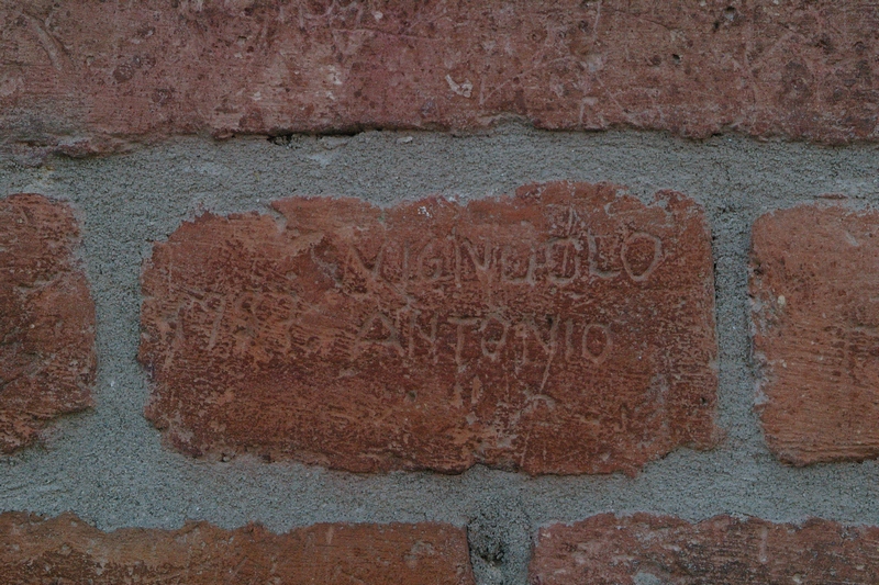 Nomi di persone incisi sui muri della Cittadella di Alessandria. 1893.  Anigneiolo Antonio.