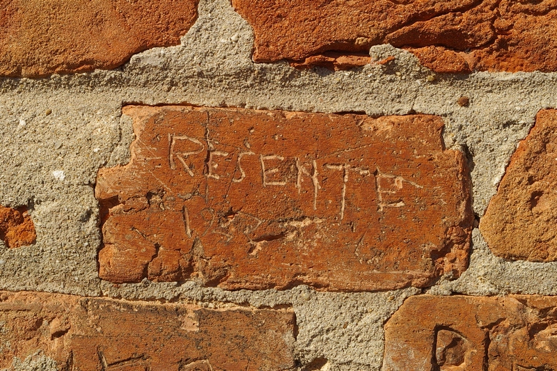 Nomi di persone incisi sui muri della Cittadella di Alessandria. RESENTE.