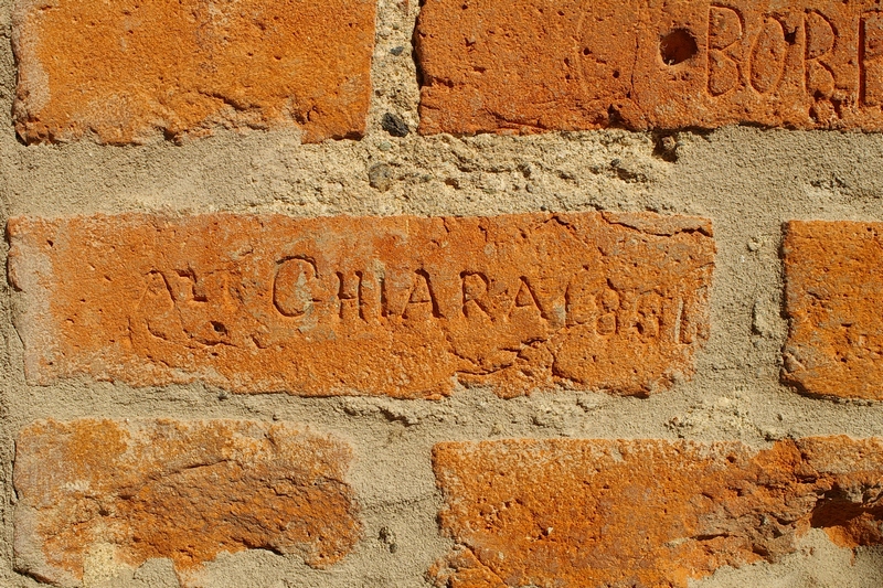 Nomi di persone incisi sui muri della Cittadella di Alessandria. 1881,  A. CHIARA 1881,
