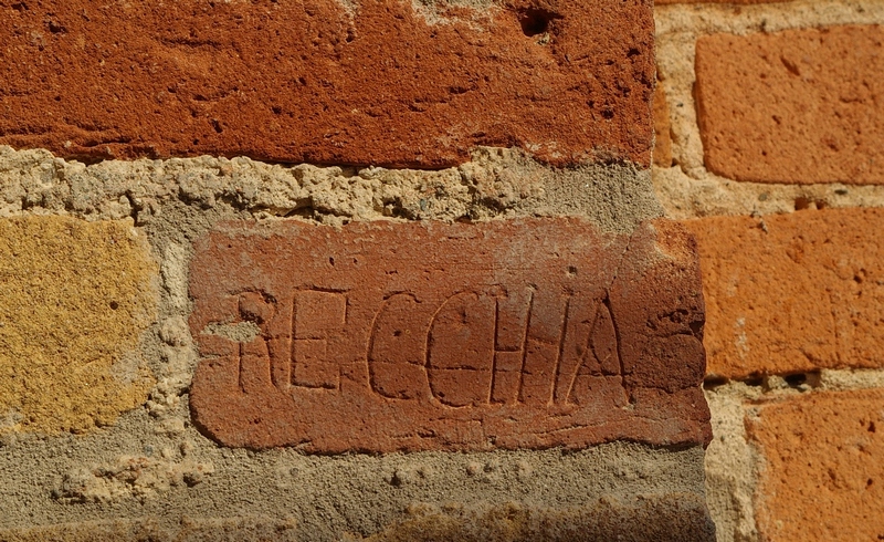 Nomi di persone incisi sui muri della Cittadella di Alessandria. RECCHIA.