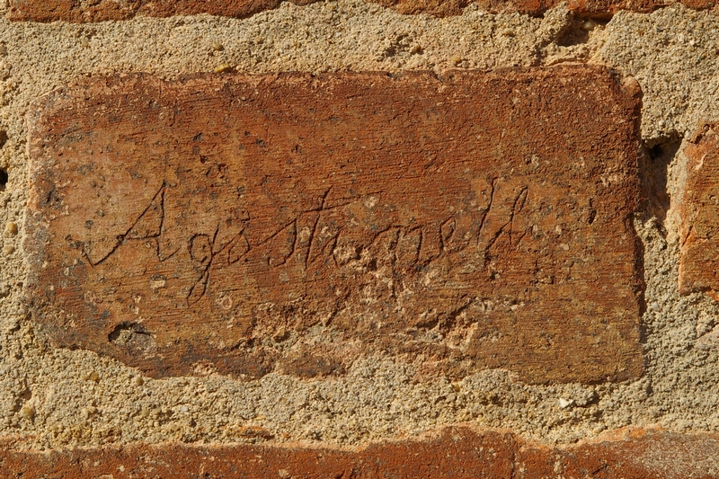 Nomi di persone incisi sui muri della Cittadella di Alessandria. Agostinelli.